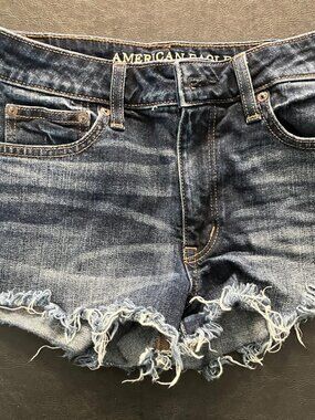 AMERICAN EAGLE OUTFITTERS DISTRESSED STRETCH  JEAN SHORTS SIZE 2